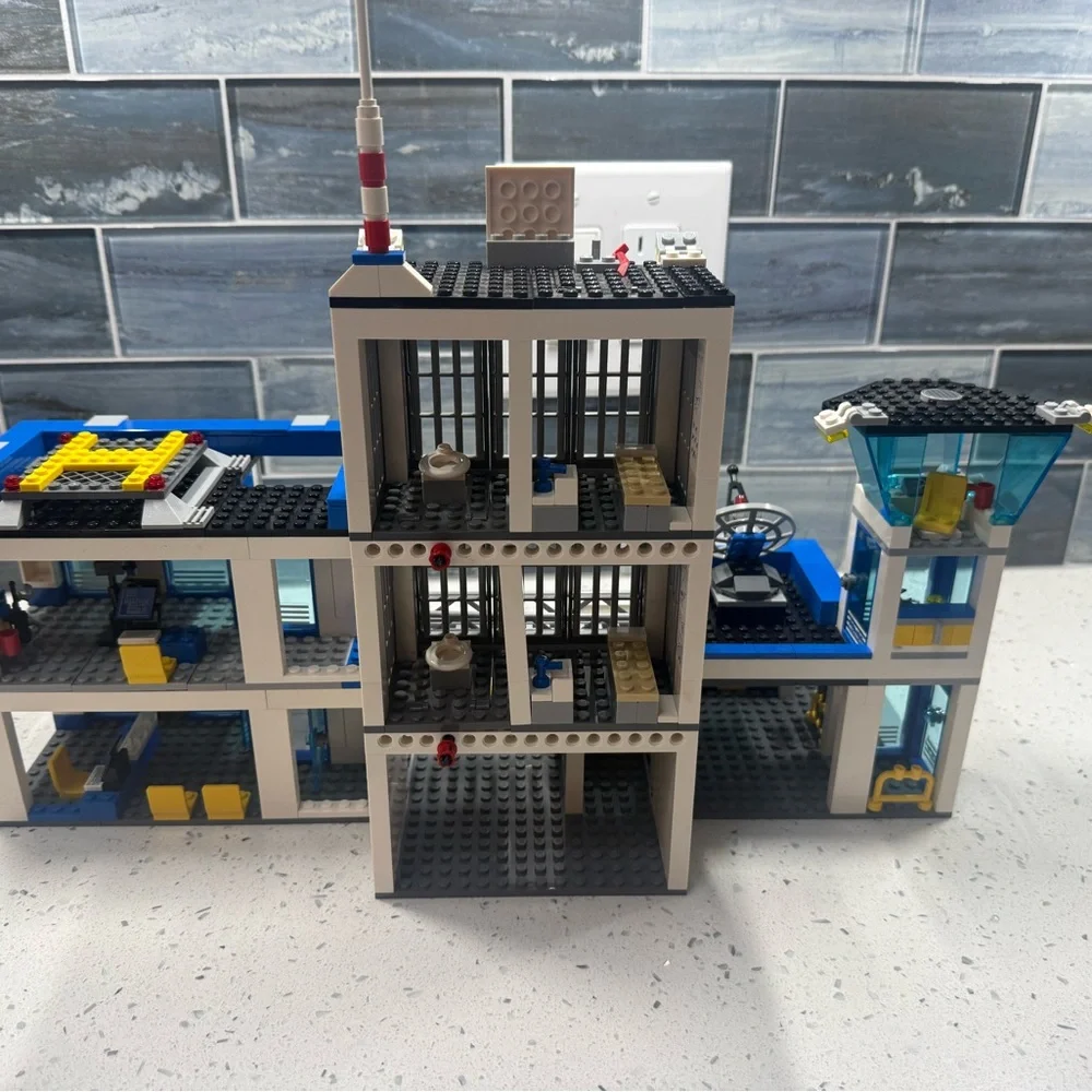 60047 LEGO City Police Station - Picture 2 of 16